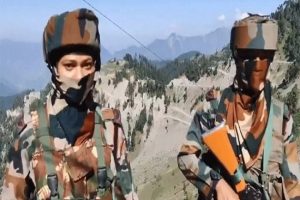 कश्मीर से आई ये तस्वीरें आपको कराएंगी गर्व का एहसास, LoC पर पहली बार भारतीय महिला सैनिक तैनात