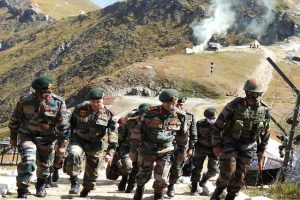 Indo-China Border Dispute: सेना प्रमुख जनरल एम एम नरवणे पहुंचे कश्मीर, सैनिकों का बढ़ाया मनोबल