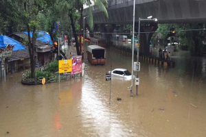 Heavy Rain in Mumbai : मूसलाधार बारिश से बेहाल हुई मुंबई, कई इलाकों में 3 फुट तक भरा पानी