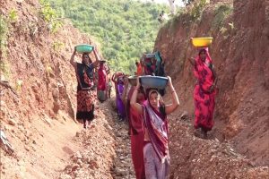 Madhya Pradesh : पानी की किल्लत से जूझ रहे गांव के लिए 250 महिलाओं ने काटा पहाड़, बनाया रास्ता
