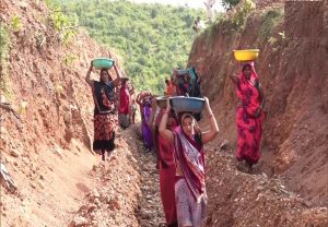 Madhya Pradesh : पानी की किल्लत से जूझ रहे गांव के लिए 250 महिलाओं ने काटा पहाड़, बनाया रास्ता