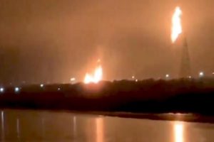 Gujarat : सूरत के ONGC के प्लांट में धमाके के साथ लगी भीषण आग, सामने आया वीडियो