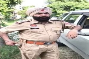 वायरल वीडियो : पंजाब का ‘पुलिसवाला’ कह रहा Whiskey पीने से ठीक होगा कोरोना? जानिए क्या हुआ इसके साथ और क्या है सच्चाई