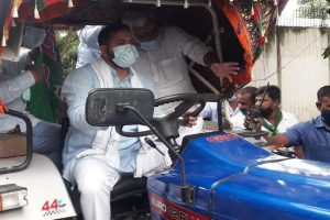 Farmers Protest : कृषि बिल के खिलाफ सड़कों पर किसानों का चक्का जाम, तेजस्वी की ट्रैक्टर रैली