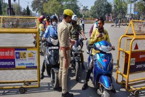 Uttar Pradesh Lockdown: यूपी में कोरोना के बढ़ते मामलों के बीच बढ़ाया गया कोरोना कर्फ्यू, 24 मई तक रहेंगी पाबंदी