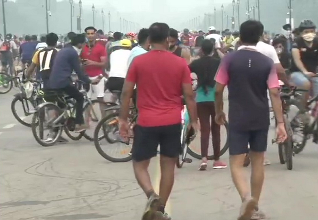 तस्वीरों में देखें कैसे लोगों ने इंडिया गेट के पास उड़ाई सोशल डिस्टेंसिंग की धज्जियां