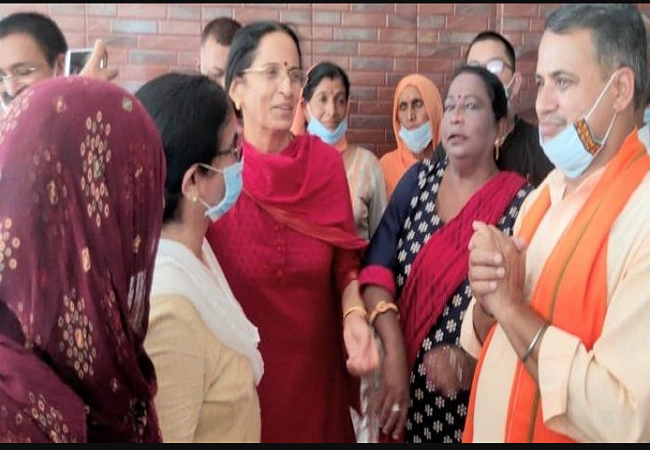 kangana with mother asha bjp