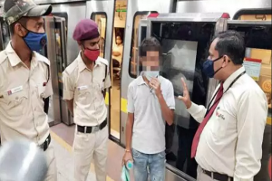 दिल्ली मेट्रो में नियम तोड़ रहे 144 दोषी यात्रियों से वसूला गया जुर्माना