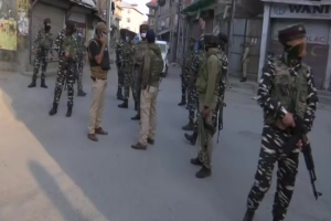 Attack: जम्मू-कश्मीर में एक बार फिर CRPF की बस को आतंकियों ने बनाया निशाना, ग्रेनेड फटा पर नुकसान नहीं