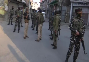 Attack: जम्मू-कश्मीर में एक बार फिर CRPF की बस को आतंकियों ने बनाया निशाना, ग्रेनेड फटा पर नुकसान नहीं