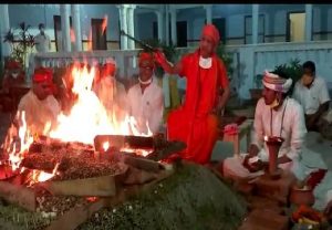 Navratri: गोरखपुर मंदिर पहुंचकर सीएम योगी ने किया हवन, की कोरोना से निजात पाने की कामना