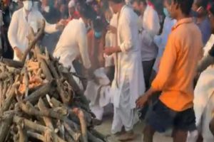 Bihar : पंचतत्व में विलीन हुए रामविलास पासवान, मुखाग्नि देते ही बेसुध होकर गिर पड़े चिराग (वीडियो)