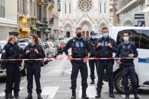 France: फ्रांस में हुए आतंकी हमले का समर्थन करनेवाले कट्टरपंथियों के खिलाफ लोग हुए एकजुट, 130 ‘बुद्धिजीवियों’ ने की फ्रांस हमलों की निंदा