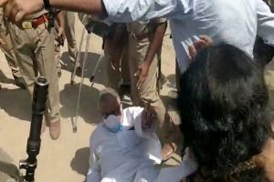 Hathras Case: पुलिस ने TMC नेताओं को हाथरस जाने से रोका, धक्का मुक्की में गिरे डेरेक ओ ब्रायन