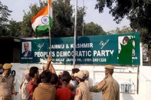 ABVP: कश्मीर में पीडीपी दफ्तर पर तिरंगा लहराकर विद्यार्थी परिषद के कार्यकर्ता लौटे वापस