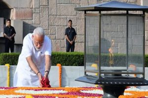 Gandhi Jayanti: महात्मा गांधी की जयंती पर पीएम मोदी ने दी राजघाट पर श्रद्धांजलि