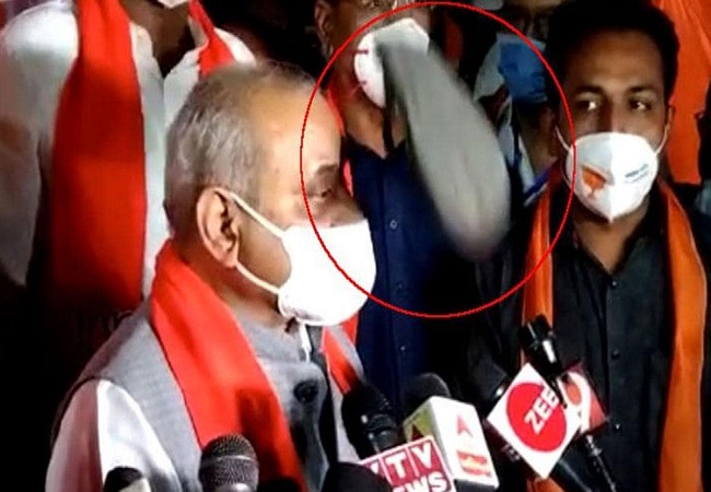 Gujarat के उपमुख्यमंत्री नितिन पटेल कर रहे थे मीडिया से बात, किसी ने फेंक  दिया जूता,Gujarat By election shoe thrown on deputy cm nitin patel