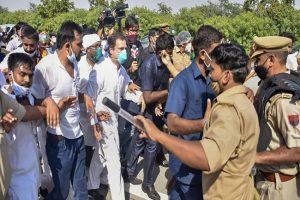 FIR on Rahul Gandhi : हाथरस जा रहे राहुल-प्रियंका पर FIR, महिला पुलिसकर्मी के कपड़े फाड़ने का भी आरोप