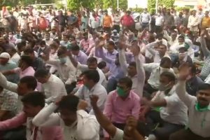 उत्तर प्रदेश : निजीकरण के विरोध में विद्युत कर्मचारी हड़ताल पर, सरकार की तरफ से मिला जवाब समझौते पर कायम नहीं रहा संघ