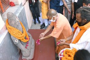 Yogi Adityanath: महर्षि वाल्‍मीकि आश्रम पहुंचने वाले पहले मुख्‍यमंत्री बने योगी आदित्यनाथ