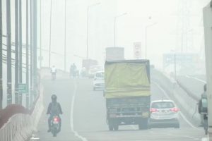 Air Pollution : दिल्ली में बढ़ा वायु प्रदूषण, धुंध की चादर में लिपटी राजधानी