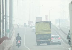 Air Pollution : दिल्ली में बढ़ा वायु प्रदूषण, धुंध की चादर में लिपटी राजधानी