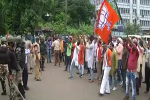 West Bengal : भाजपा नेताओं की हत्या के खिलाफ नबन्ना चलो आंदोलन आज, पुलिस ने जमकर किया लाठीचार्ज