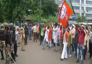 West Bengal : भाजपा नेताओं की हत्या के खिलाफ नबन्ना चलो आंदोलन आज, पुलिस ने जमकर किया लाठीचार्ज
