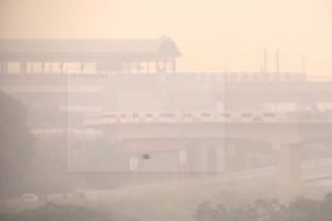Air Pollution : धूंध की चादर में लिपटी राजधानी, दिल्ली की हवा हुई और खराब