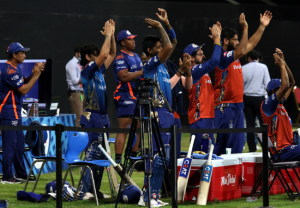 IPL 2020: मुंबई इंडियंस ने कोलकाता नाइट राइडर्स को आठ विकेट से हराया, डिकॉक ने खेली विस्फोटक पारी