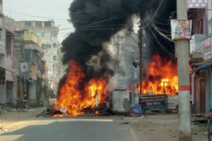 Bihar: मुंगेर में फिर हुआ बवाल, गुस्साई भीड़ ने थाने और गाड़ियों में लगाई आग, एसपी और डीएम को हटाया