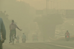 Air Pollution: लगातार बिगड़ रही दिल्ली-एनसीआर की हवा, बढ़ते स्मॉग की वजह से लोगों को दिक्कत