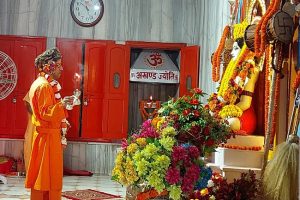 Gorakhpur: सीएम योगी ने विजयादशमी के मौके पर गोरखनाथ मंदिर में की पूजा अर्चना, देखें तस्वीरें