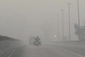 Air Pollution: दुनिया का सबसे प्रदूषित शहर बना दिल्ली, AQI 500 के करीब जा पहुंचा, विजिबिलिटी बेहद कम