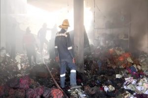 Ahmedabad: कपड़ा गोदाम में लगी आग, विस्फोट के चलते गई 9 लोगों की जान