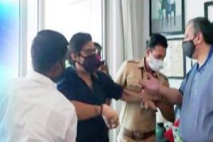 अर्नब गोस्वामी को महाराष्ट्र पुलिस ने किया गिरफ्तार, प्रकाश जावड़ेकर और स्मृति ईरानी ने की निंदा