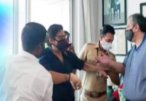 अर्नब गोस्वामी को महाराष्ट्र पुलिस ने किया गिरफ्तार, प्रकाश जावड़ेकर और स्मृति ईरानी ने की निंदा