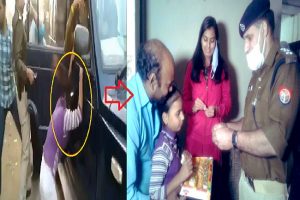 पटाखा बेचने पर पिता हुए गिरफ्तार तो बेटी ने पुलिस की गाड़ी पर पटका सिर, CM योगी को पता चला तो देखिए क्या किया