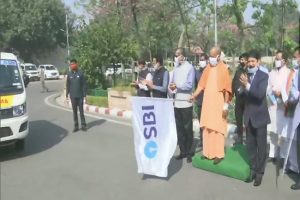 UP: CM योगी ने SBI द्वारा मुहैया कराई 5 एंबुलेंसों को दिखाई हरी झंडी