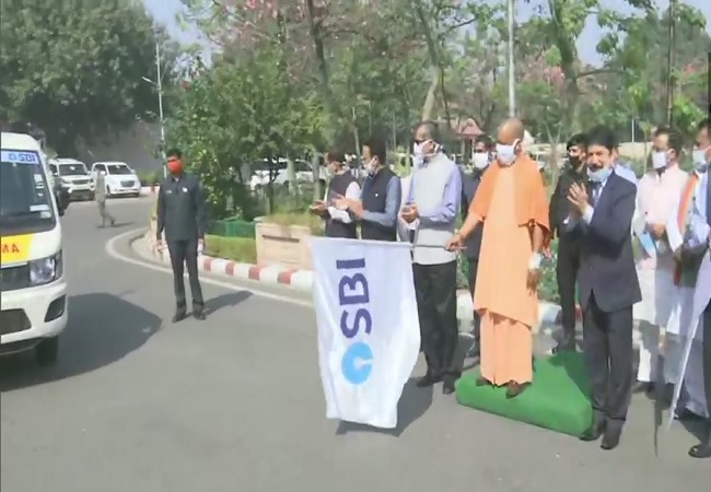 UP: CM योगी ने SBI द्वारा मुहैया कराई 5 एंबुलेंसों को दिखाई हरी झंडी