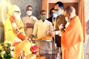 दिवाली के मौके गोरखनाथ मंदिर पहुंचे सीएम योगी, अवैद्यनाथ महाराज समाधि स्थल पर की पूजा