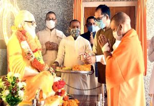 दिवाली के मौके गोरखनाथ मंदिर पहुंचे सीएम योगी, अवैद्यनाथ महाराज समाधि स्थल पर की पूजा