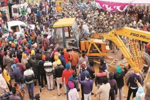 Haryana : दिल्ली कूच कर रहे किसानों और नेताओं पर केस दर्ज, बैरिकेड तोड़ने और पुलिस से उलझने का आरोप