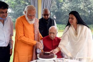 Narendra Modi: ऐसे लाल कृष्ण आडवाणी को जन्मदिन की बधाई देने उनके घर पहुंचे पीएम नरेंद्र मोदी