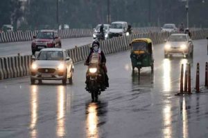 Weather Update: बारिश से बदला मौसम का मिजाज, दिल्ली-एनसीआर में ठंड ने दी दस्तक
