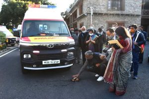 Uttarakhand: NTPC द्वारा दी गई 10 एम्बुलेंसों का CM त्रिवेन्द्र सिंह रावत ने किया लोकार्पण, उपचार में मिलेगी मदद