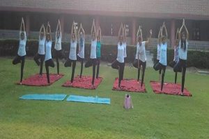 Yoga : ब्रेस्ट कैंसर को रोकने में सहायक हैं योग: योग गुरु अलका सिंह