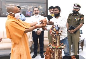 Yogi Adityanath: माटी कला के हुनरमंदों को सीएम योगी आदित्यनाथ ने दिया न भूलने वाला तोहफा