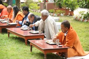 Uttar Pradesh: कोविड प्रोटोकॉल के साथ होगा गोरखनाथ खिचड़ी मेले का आयोजन, सीएम योगी आदित्यनाथ ने आंवले के नीचे किया भोजन