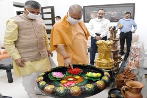 Uttar Pradesh: एक बार फिर प्रदेश के हुनरमंदों को सलाम करेगी योगी आदित्यनाथ सरकार, देगी सम्मान